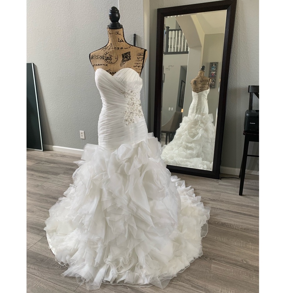 Brand new beautiful wedding dress - size 4